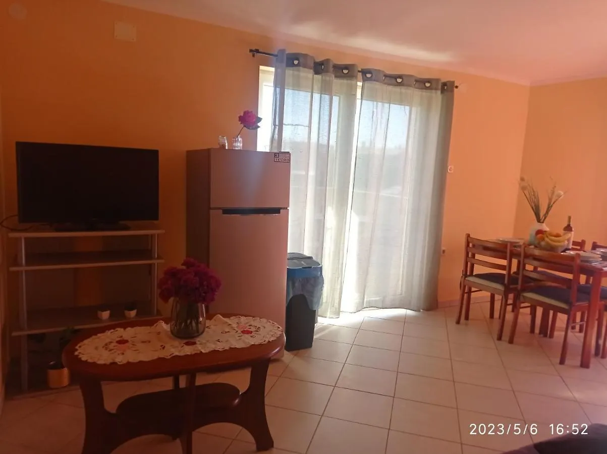 Sunny Apartment By The Sea Pula